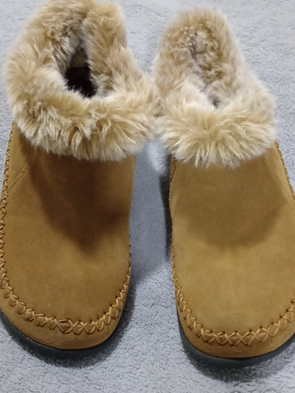 NWOT Women’s Faux Suede Lwather Upper Faux Fur Lined Tan Slip-On Slippers 10